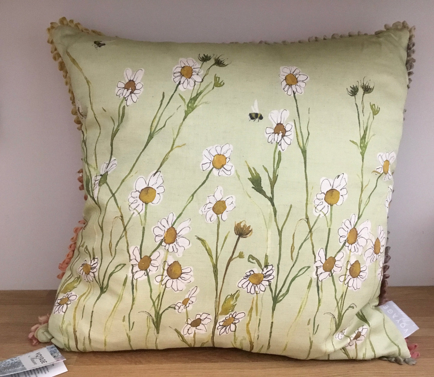 Green daisy square cushion