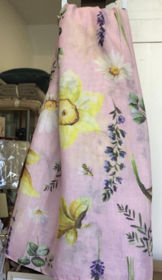 Pink scarf with daffodil and daisy