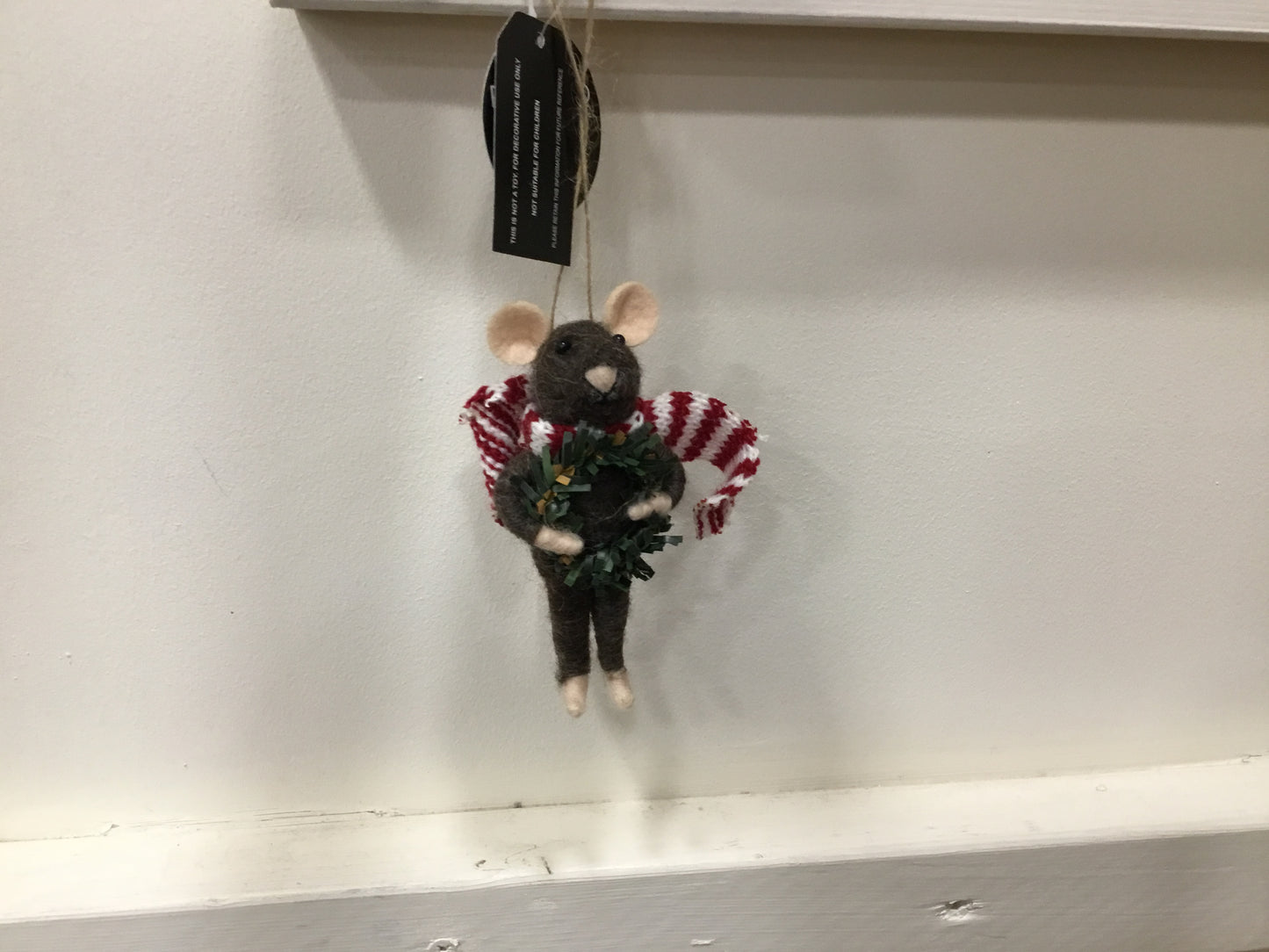 Mouse holding wreath