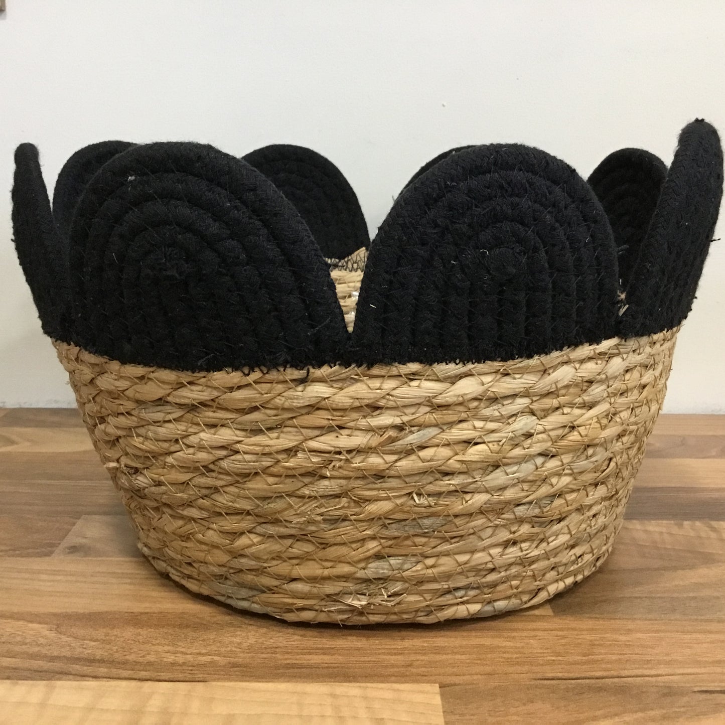 Rattan and black scalloped basket - Medium