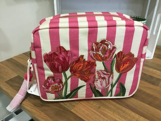 Elizabeth Scarlett wash bag