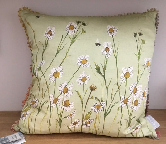 Green daisy square cushion