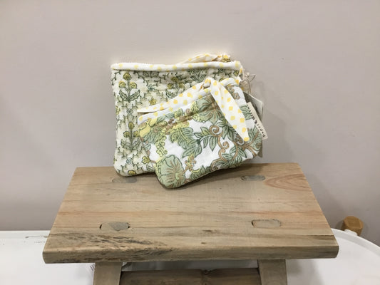 Set of two organic cotton zipped pouches.
