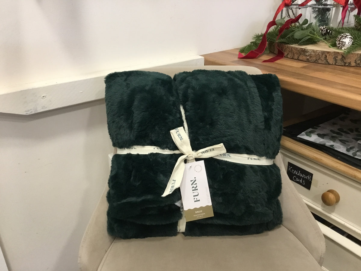 Dark green throw. 180cmx130cm.