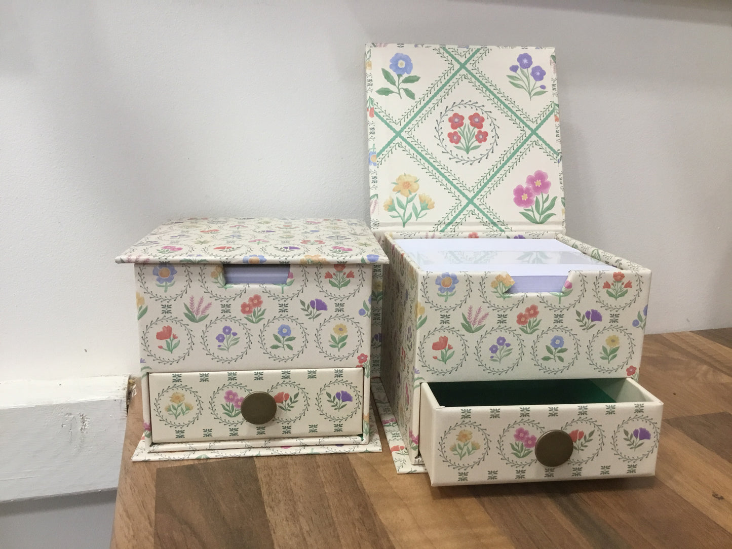 Memo cube. Enchanted garden design