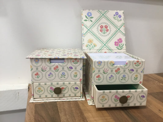 Memo cube. Enchanted garden design
