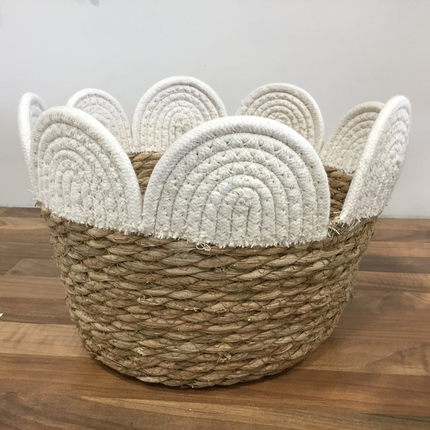 Rattan and white scalloped basket - Medium