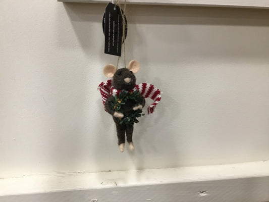 Mouse holding wreath