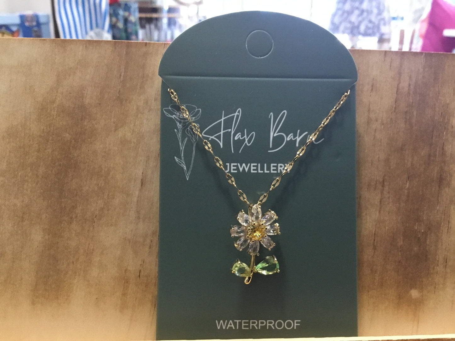 Necklace. Gold coloured with large daisy