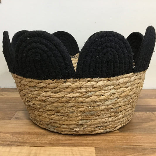 Rattan and black scalloped basket - Medium