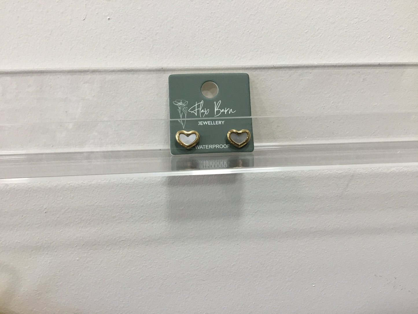 Flax barn pearlescent heart studs