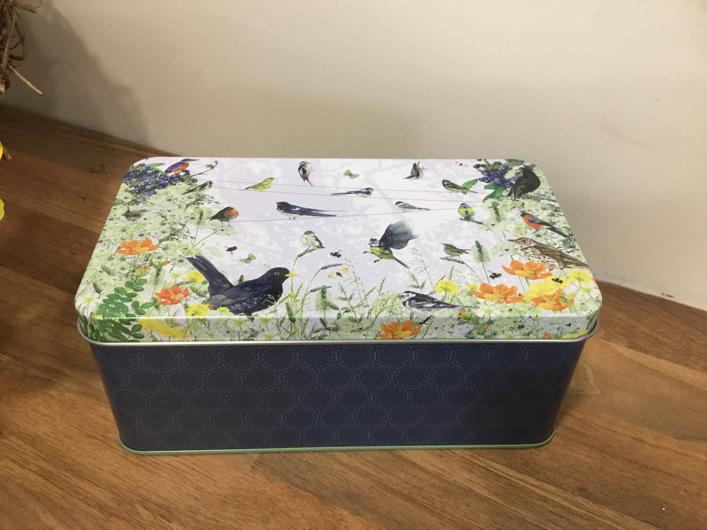 Bird storage tin