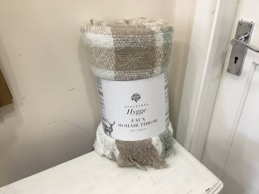 Appletree faux mohair throw. Natural.