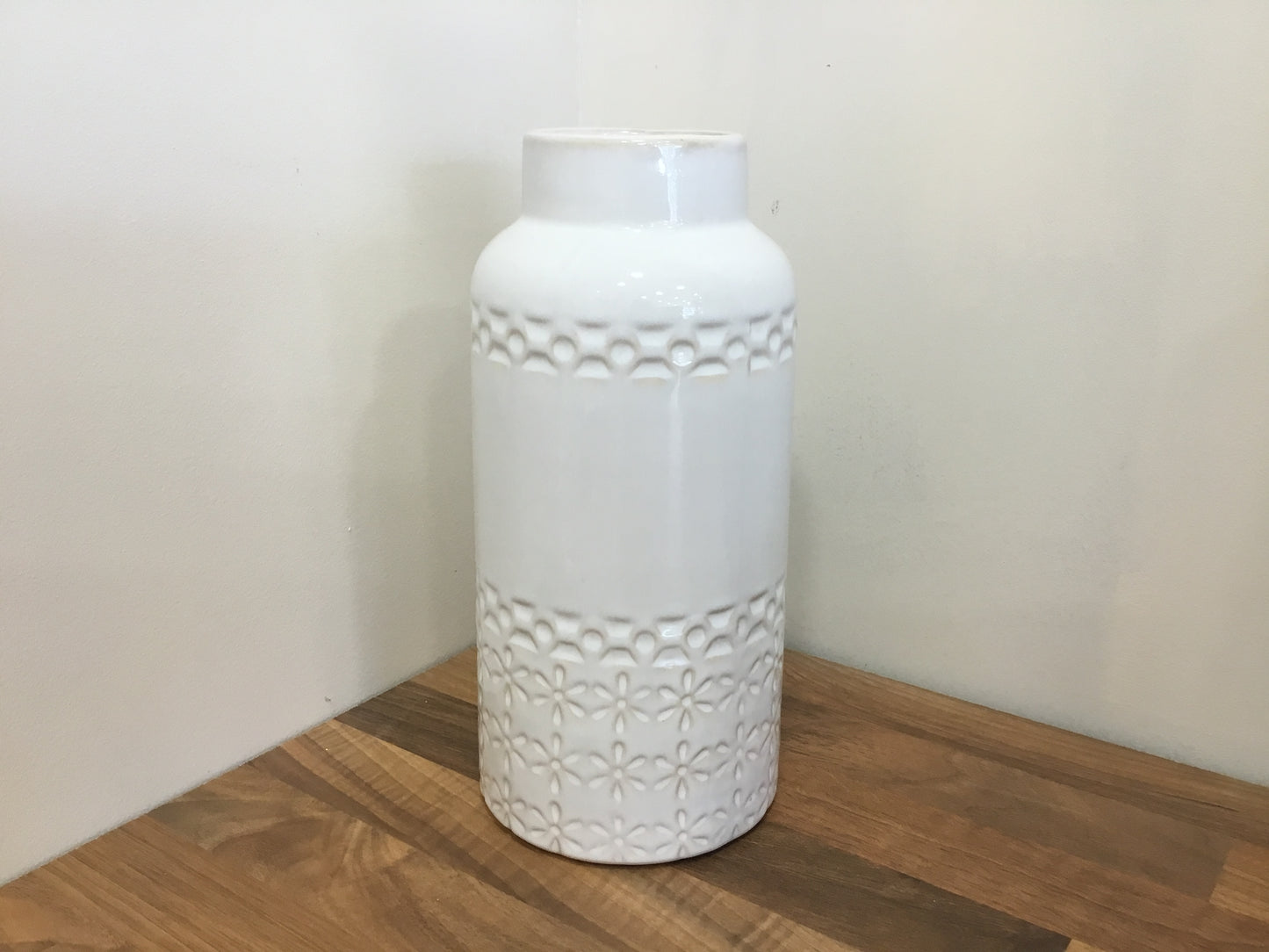 White ceramic Daisy pattern vase