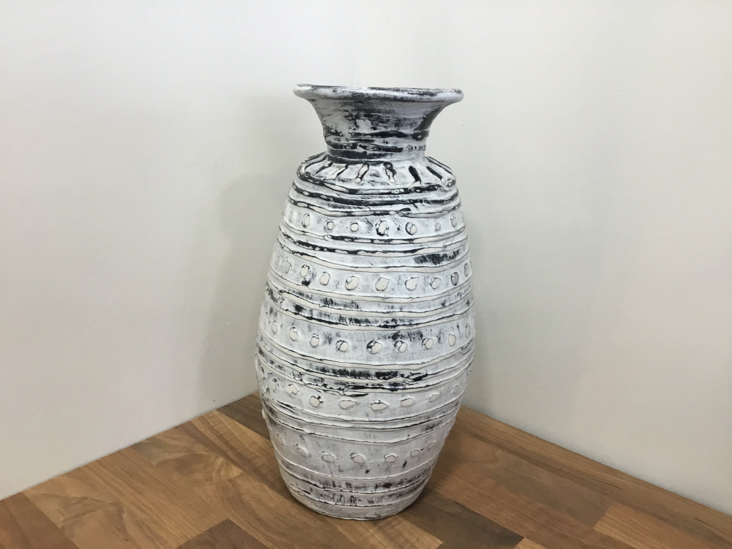 Circle design tall vase